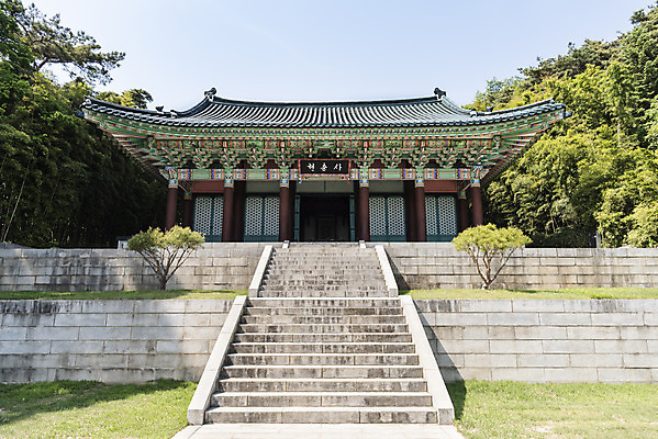 포토 JPG 주간 나무 한국전통 여행 유적지 풍경 사람없음 야외 관광지 계단 맑음 봄 세계문화유산 문화재 역사 한국사 충청도 사적지 충무공 현충사 아산 국내포토 자연요소 식물 전통 계절 고건축 날씨 한국 충청남도 파일형식