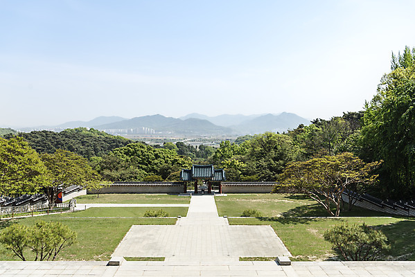포토 JPG 주간 나무 한국전통 여행 유적지 하늘 산 풍경 사람없음 야외 관광지 맑음 봄 세계문화유산 문화재 역사 한국사 충청도 사적지 충무공 현충사 아산 국내포토 자연요소 식물 전통 계절 고건축 날씨 한국 충청남도 파일형식