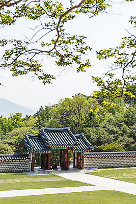 포토 JPG 주간 나무 한국전통 여행 유적지 풍경 사람없음 야외 관광지 맑음 봄 세계문화유산 문화재 역사 한국사 충청도 사적지 충무공 현충사 아산 국내포토 자연요소 식물 전통 계절 고건축 날씨 한국 충청남도 파일형식