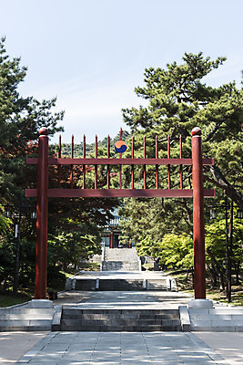 포토 JPG 주간 나무 한국전통 여행 유적지 하늘 풍경 사람없음 야외 관광지 맑음 봄 세계문화유산 문화재 역사 한국사 충청도 사적지 충무공 현충사 홍살문 아산 국내포토 자연요소 식물 전통 계절 고건축 날씨 한국 충청남도 전통문 파일형식