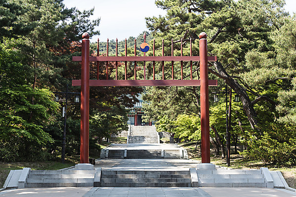 포토 JPG 주간 나무 한국전통 여행 유적지 하늘 풍경 사람없음 야외 관광지 맑음 봄 세계문화유산 문화재 역사 한국사 충청도 사적지 충무공 현충사 홍살문 아산 국내포토 자연요소 식물 전통 계절 고건축 날씨 한국 충청남도 전통문 파일형식