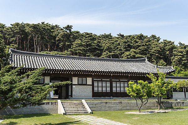 포토 JPG 주간 나무 한국전통 여행 유적지 하늘 풍경 사람없음 야외 관광지 맑음 봄 세계문화유산 문화재 역사 한국사 충청도 사적지 충무공 현충사 고택 아산 국내포토 자연요소 식물 전통 건축물 계절 고건축 날씨 한국 충청남도 파일형식
