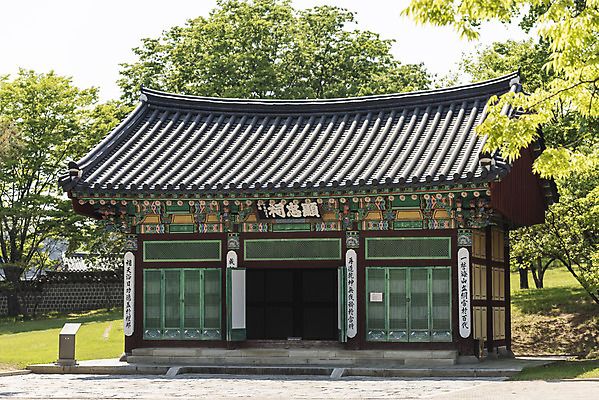 포토 JPG 주간 나무 한국전통 여행 유적지 풍경 사람없음 야외 관광지 맑음 봄 세계문화유산 문화재 역사 한국사 충청도 사적지 충무공 아산 구현충사 국내포토 자연요소 식물 전통 계절 고건축 날씨 한국 충청남도 현충사 파일형식