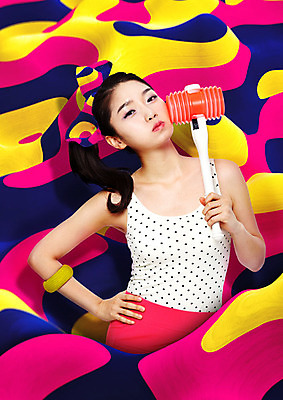 PSD 편집이미지 여자 리본 패턴 한명 상반신 20대 성인 앞모습 컬러풀 한국인 복고 기하학 뿅망치 지오메트릭 성인여자한명만 뉴트로 이미지편집 1 뷰포인트 컬러 무늬 사람 동양인 청년 놀이용품 여자한명만 성인여자만 파일형식