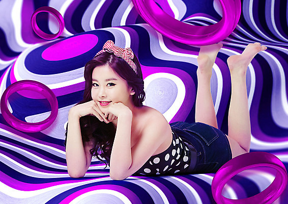 전신 PSD 편집이미지 여자 엎드리기 패턴 한명 20대 성인 옆모습 컬러풀 보라색 한국인 지오메트릭 성인여자한명만 뉴트로 이미지편집 1 뷰포인트 컬러 무늬 모션 사람 동양인 청년 복고 여자한명만 성인여자만 파일형식