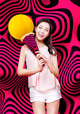 PSD 편집이미지 여자 분홍색 사탕 한명 들기 상반신 20대 성인 앞모습 컬러풀 한국인 기하학 지오메트릭 성인여자한명만 뉴트로 이미지편집 1 뷰포인트 컬러 무늬 모션 디저트 사람 동양인 청년 복고 여자한명만 성인여자만 파일형식