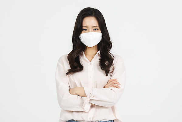 포토 JPG 스튜디오촬영 여자 실내 마스크 한명 서기 누끼 상반신 20대 청년 성인 앞모습 청춘 팔짱 한국인 짜증 오염 사회이슈 흰배경 대기오염 여대생 황사 성인여자한명만 미세먼지 국내포토 1 감정 대학생 뷰포인트 백그라운드 컨셉 모션 사람 동양인 내부 흰색 환경오염 먼지 여자한명만 성인여자만 파일형식