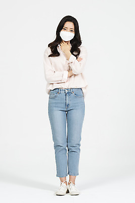 포토 JPG 스튜디오촬영 전신 여자 실내 마스크 한명 서기 누끼 20대 청년 성인 앞모습 청춘 한국인 오염 호흡기관 기관지 사회이슈 흰배경 대기오염 여대생 목통증 황사 성인여자한명만 미세먼지 국내포토 1 대학생 뷰포인트 백그라운드 컨셉 모션 사람 동양인 내부 고통 흰색 장기_의학 환경오염 먼지 여자한명만 성인여자만 파일형식