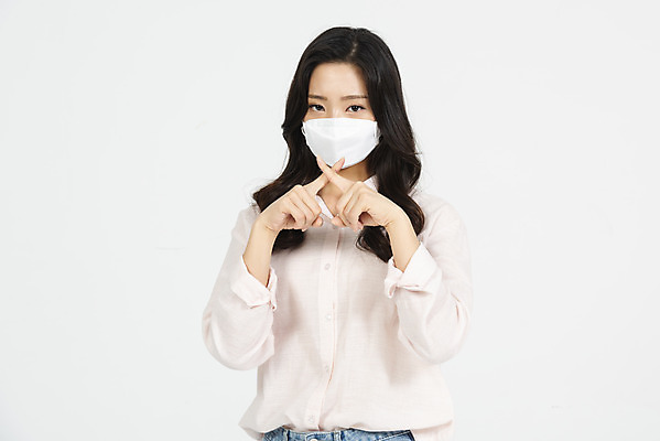 포토 JPG 스튜디오촬영 여자 실내 마스크 한명 서기 누끼 손짓 상반신 20대 청년 성인 앞모습 청춘 한국인 금지 오염 X 사회이슈 아니오 흰배경 대기오염 여대생 황사 성인여자한명만 미세먼지 국내포토 1 알파벳 대학생 뷰포인트 백그라운드 컨셉 모션 사람 동양인 내부 흰색 환경오염 먼지 여자한명만 성인여자만 파일형식