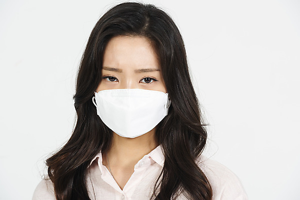 포토 JPG 스튜디오촬영 여자 실내 마스크 한명 서기 누끼 상반신 20대 청년 성인 앞모습 청춘 한국인 짜증 오염 찡그림 사회이슈 흰배경 대기오염 여대생 황사 성인여자한명만 미세먼지 국내포토 1 감정 대학생 뷰포인트 백그라운드 컨셉 모션 표정 사람 동양인 내부 흰색 환경오염 먼지 여자한명만 성인여자만 파일형식