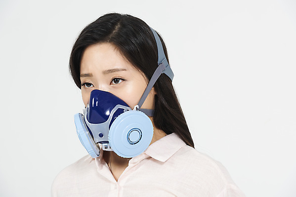 포토 JPG 스튜디오촬영 응시 여자 실내 한명 서기 누끼 상반신 20대 청년 성인 앞모습 청춘 한국인 짜증 오염 사회이슈 흰배경 대기오염 여대생 방독면 황사 답답함 성인여자한명만 미세먼지 불편함 국내포토 1 시선 감정 대학생 뷰포인트 백그라운드 컨셉 모션 마스크 사람 동양인 내부 흰색 감각 환경오염 먼지 여자한명만 성인여자만 파일형식