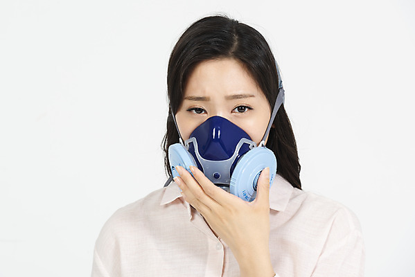 포토 JPG 스튜디오촬영 여자 실내 한명 서기 누끼 상반신 20대 청년 성인 앞모습 청춘 한국인 오염 찡그림 사회이슈 흰배경 대기오염 여대생 방독면 황사 답답함 성인여자한명만 미세먼지 불편함 국내포토 1 대학생 뷰포인트 백그라운드 컨셉 모션 표정 마스크 사람 동양인 내부 흰색 감각 환경오염 먼지 여자한명만 성인여자만 파일형식