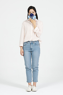 포토 JPG 스튜디오촬영 전신 여자 실내 한명 서기 누끼 20대 청년 성인 앞모습 청춘 한국인 짜증 오염 찡그림 사회이슈 흰배경 대기오염 여대생 방독면 황사 답답함 성인여자한명만 미세먼지 불편함 국내포토 1 감정 대학생 뷰포인트 백그라운드 컨셉 모션 표정 마스크 사람 동양인 내부 흰색 감각 환경오염 먼지 여자한명만 성인여자만 파일형식