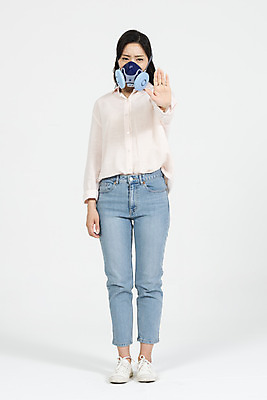 포토 JPG 스튜디오촬영 전신 여자 실내 한명 서기 누끼 손짓 20대 청년 성인 앞모습 청춘 한국인 짜증 오염 찡그림 사회이슈 흰배경 대기오염 여대생 그만 방독면 황사 답답함 성인여자한명만 미세먼지 불편함 국내포토 1 감정 대학생 뷰포인트 백그라운드 컨셉 모션 표정 마스크 사람 동양인 내부 흰색 감각 환경오염 먼지 여자한명만 성인여자만 파일형식