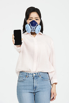 포토 JPG 스튜디오촬영 여자 실내 한명 서기 누끼 상반신 20대 청년 성인 앞모습 스마트폰 청춘 한국인 짜증 오염 찡그림 사회이슈 흰배경 대기오염 보여주기 여대생 방독면 황사 답답함 성인여자한명만 미세먼지 불편함 국내포토 1 감정 대학생 뷰포인트 백그라운드 컨셉 모션 표정 마스크 사람 동양인 내부 핸드폰 스마트기기 흰색 감각 환경오염 먼지 여자한명만 성인여자만 파일형식