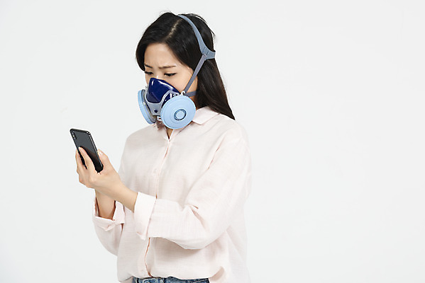 포토 JPG 스튜디오촬영 응시 여자 실내 한명 서기 누끼 상반신 20대 청년 성인 옆모습 스마트폰 청춘 한국인 짜증 오염 찡그림 사회이슈 흰배경 대기오염 여대생 방독면 황사 답답함 성인여자한명만 미세먼지 불편함 국내포토 1 시선 감정 대학생 뷰포인트 백그라운드 컨셉 모션 표정 마스크 사람 동양인 내부 핸드폰 스마트기기 흰색 감각 환경오염 먼지 여자한명만 성인여자만 파일형식