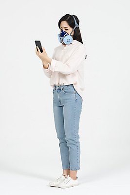 포토 JPG 스튜디오촬영 전신 응시 여자 실내 한명 서기 들기 누끼 20대 청년 성인 옆모습 스마트폰 청춘 한국인 오염 찡그림 사회이슈 흰배경 대기오염 여대생 방독면 황사 답답함 성인여자한명만 미세먼지 불편함 국내포토 1 시선 대학생 뷰포인트 백그라운드 컨셉 모션 표정 마스크 사람 동양인 내부 핸드폰 스마트기기 흰색 감각 환경오염 먼지 여자한명만 성인여자만 파일형식