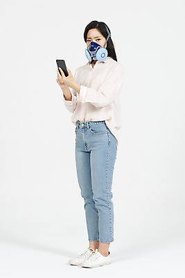 포토 JPG 스튜디오촬영 전신 응시 여자 실내 한명 서기 들기 누끼 20대 청년 성인 옆모습 스마트폰 청춘 한국인 오염 찡그림 사회이슈 흰배경 대기오염 여대생 방독면 황사 답답함 성인여자한명만 미세먼지 불편함 국내포토 1 시선 대학생 뷰포인트 백그라운드 컨셉 모션 표정 마스크 사람 동양인 내부 핸드폰 스마트기기 흰색 감각 환경오염 먼지 여자한명만 성인여자만 파일형식