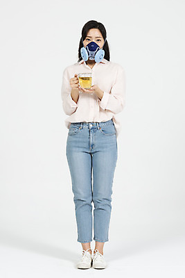 포토 JPG 스튜디오촬영 전신 여자 실내 한명 서기 들기 누끼 20대 청년 성인 앞모습 청춘 한국인 오염 차 사회이슈 흰배경 대기오염 여대생 방독면 황사 답답함 성인여자한명만 미세먼지 불편함 국내포토 1 음료 대학생 뷰포인트 백그라운드 컨셉 모션 마스크 사람 동양인 내부 흰색 감각 환경오염 먼지 여자한명만 성인여자만 파일형식
