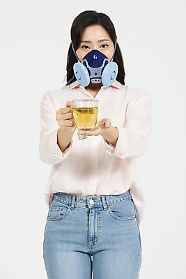 포토 JPG 스튜디오촬영 여자 실내 한명 서기 들기 누끼 상반신 20대 청년 성인 앞모습 청춘 한국인 오염 차 사회이슈 흰배경 대기오염 여대생 방독면 황사 답답함 성인여자한명만 미세먼지 불편함 국내포토 1 음료 대학생 뷰포인트 백그라운드 컨셉 모션 마스크 사람 동양인 내부 흰색 감각 환경오염 먼지 여자한명만 성인여자만 파일형식