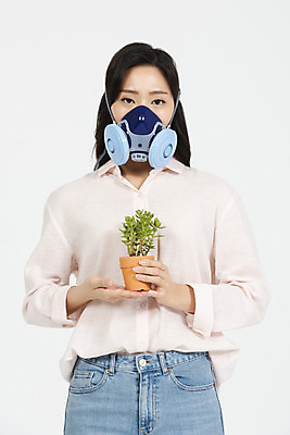 포토 JPG 스튜디오촬영 여자 화분 실내 한명 서기 들기 누끼 상반신 20대 청년 성인 앞모습 청춘 한국인 오염 사회이슈 흰배경 대기오염 여대생 다육식물 방독면 황사 답답함 성인여자한명만 미세먼지 불편함 국내포토 식물 1 대학생 뷰포인트 백그라운드 컨셉 모션 마스크 사람 동양인 내부 흰색 감각 환경오염 먼지 여자한명만 성인여자만 파일형식