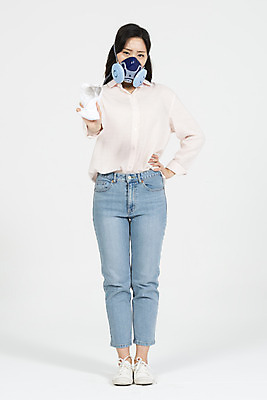 포토 JPG 스튜디오촬영 전신 여자 허리손 실내 한명 서기 누끼 20대 청년 성인 앞모습 청춘 수건 한국인 오염 찡그림 사회이슈 흰배경 먼지 대기오염 여대생 방독면 황사 답답함 성인여자한명만 미세먼지 불편함 국내포토 1 대학생 뷰포인트 포즈 백그라운드 컨셉 모션 표정 마스크 사람 동양인 내부 위생용품 흰색 감각 환경오염 여자한명만 성인여자만 파일형식
