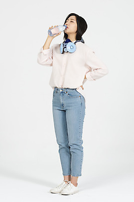 포토 JPG 스튜디오촬영 전신 여자 허리손 실내 한명 서기 누끼 20대 청년 성인 옆모습 청춘 한국인 오염 사회이슈 생수 흰배경 대기오염 여대생 물마시기 방독면 황사 성인여자한명만 미세먼지 국내포토 1 대학생 뷰포인트 포즈 백그라운드 컨셉 모션 마스크 사람 동양인 내부 마시기 흰색 환경오염 물병 먼지 여자한명만 성인여자만 파일형식