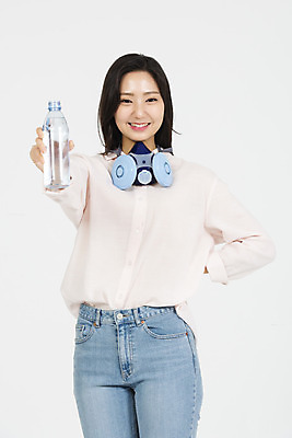 포토 JPG 스튜디오촬영 여자 허리손 실내 한명 서기 미소 누끼 상반신 20대 청년 성인 앞모습 청춘 한국인 오염 사회이슈 생수 흰배경 대기오염 여대생 물마시기 방독면 황사 성인여자한명만 미세먼지 국내포토 1 대학생 뷰포인트 포즈 백그라운드 컨셉 모션 표정 마스크 사람 동양인 내부 마시기 흰색 환경오염 물병 먼지 여자한명만 성인여자만 파일형식