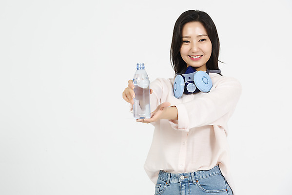포토 JPG 스튜디오촬영 여자 실내 한명 서기 미소 들기 누끼 상반신 20대 청년 성인 앞모습 청춘 한국인 오염 사회이슈 생수 흰배경 주기 대기오염 여대생 방독면 황사 성인여자한명만 미세먼지 국내포토 1 대학생 뷰포인트 백그라운드 컨셉 모션 표정 마스크 사람 동양인 내부 흰색 환경오염 물병 먼지 여자한명만 성인여자만 파일형식