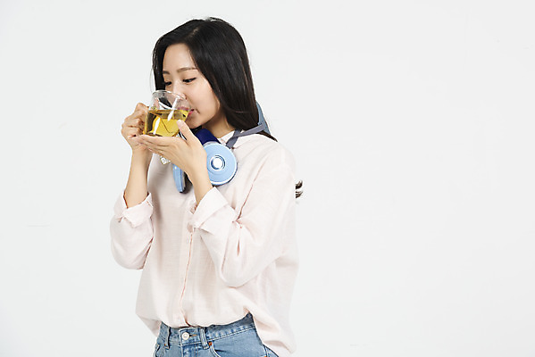 포토 JPG 스튜디오촬영 여자 실내 한명 서기 들기 누끼 상반신 20대 청년 성인 옆모습 청춘 한국인 마시기 오염 차 사회이슈 흰배경 대기오염 여대생 방독면 차마시기 황사 성인여자한명만 미세먼지 국내포토 1 음료 대학생 뷰포인트 백그라운드 컨셉 모션 마스크 사람 동양인 내부 흰색 환경오염 먼지 여자한명만 성인여자만 파일형식