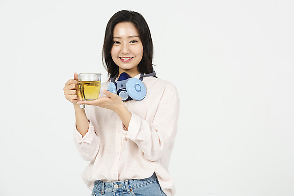 포토 JPG 스튜디오촬영 여자 실내 한명 서기 들기 누끼 상반신 20대 청년 성인 앞모습 청춘 한국인 오염 차 사회이슈 흰배경 대기오염 여대생 방독면 황사 성인여자한명만 미세먼지 국내포토 1 음료 대학생 뷰포인트 백그라운드 컨셉 모션 마스크 사람 동양인 내부 흰색 환경오염 먼지 여자한명만 성인여자만 파일형식