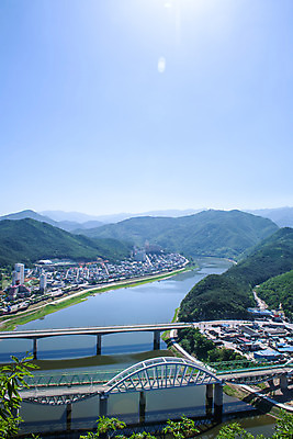 포토 JPG 주간 여행 한국 풍경 사람없음 야외 여름 관광지 맑음 여름풍경 국내여행 남한강 명승지 단양스카이워크 상진대교 상진철교 국내포토 자연요소 계절 아시아 날씨 강 다리_건축물 단양 랜드마크 철교 파일형식 여름_계절