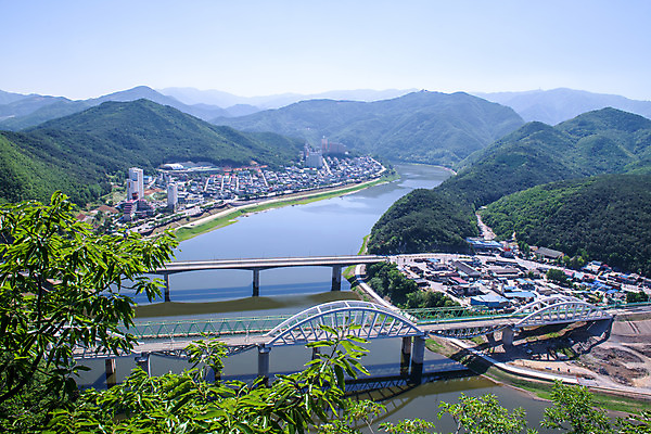 포토 JPG 주간 여행 한국 풍경 사람없음 야외 여름 관광지 맑음 여름풍경 국내여행 남한강 명승지 단양스카이워크 상진대교 상진철교 국내포토 자연요소 계절 아시아 날씨 강 다리_건축물 단양 랜드마크 철교 파일형식 여름_계절