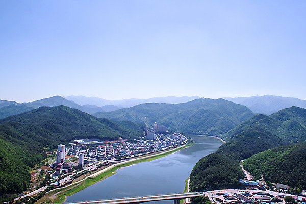 포토 JPG 주간 여행 하늘 산 한국 풍경 사람없음 야외 여름 관광지 강 맑음 여름풍경 전망대 국내여행 명승지 단양스카이워크 국내포토 자연요소 계절 아시아 날씨 단양 랜드마크 파일형식 여름_계절