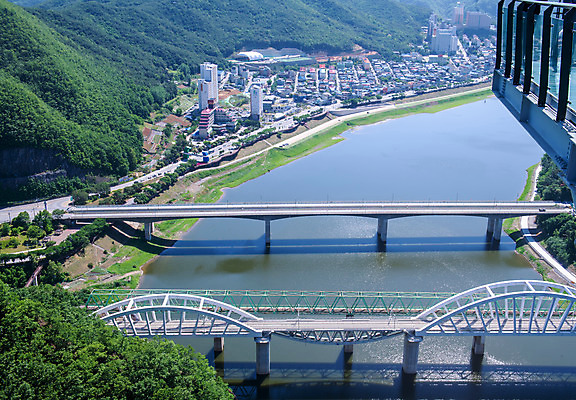포토 JPG 주간 여행 한국 풍경 사람없음 야외 여름 관광지 맑음 여름풍경 전망대 국내여행 남한강 명승지 단양스카이워크 상진대교 상진철교 국내포토 자연요소 계절 아시아 날씨 강 다리_건축물 단양 랜드마크 철교 파일형식 여름_계절