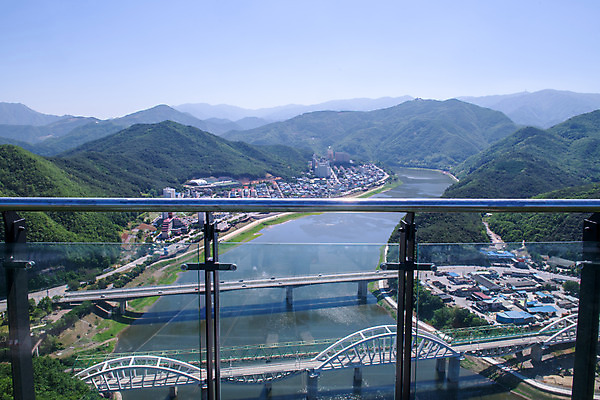 포토 JPG 주간 여행 하늘 산 한국 풍경 사람없음 야외 여름 관광지 맑음 여름풍경 전망대 국내여행 남한강 명승지 단양스카이워크 상진대교 상진철교 국내포토 자연요소 계절 아시아 날씨 강 다리_건축물 단양 랜드마크 철교 파일형식 여름_계절
