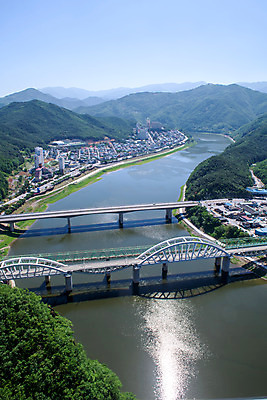 포토 JPG 주간 여행 하늘 한국 풍경 사람없음 야외 여름 관광지 맑음 여름풍경 전망대 국내여행 남한강 명승지 단양스카이워크 상진대교 상진철교 국내포토 자연요소 계절 아시아 날씨 강 다리_건축물 단양 랜드마크 철교 파일형식 여름_계절