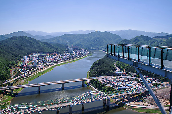 포토 JPG 주간 여행 하늘 한국 풍경 사람없음 야외 여름 관광지 맑음 여름풍경 전망대 국내여행 남한강 명승지 단양스카이워크 상진대교 상진철교 국내포토 자연요소 계절 아시아 날씨 강 다리_건축물 단양 랜드마크 철교 파일형식 여름_계절