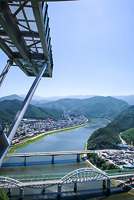 포토 JPG 주간 여행 하늘 한국 풍경 사람없음 야외 여름 관광지 맑음 여름풍경 전망대 국내여행 남한강 명승지 단양스카이워크 상진대교 상진철교 국내포토 자연요소 계절 아시아 날씨 강 다리_건축물 단양 랜드마크 철교 파일형식 여름_계절