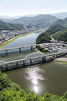 포토 JPG 주간 여행 한국 풍경 사람없음 야외 여름 관광지 맑음 여름풍경 국내여행 남한강 명승지 단양스카이워크 상진대교 상진철교 국내포토 자연요소 계절 아시아 날씨 강 다리_건축물 단양 랜드마크 철교 파일형식 여름_계절