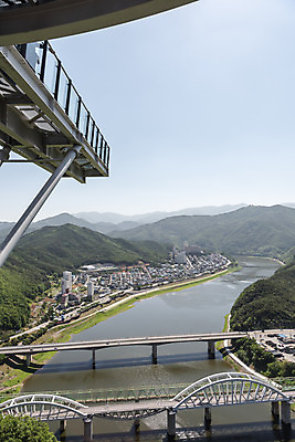포토 JPG 주간 여행 한국 풍경 사람없음 야외 여름 관광지 맑음 여름풍경 국내여행 남한강 명승지 단양스카이워크 상진대교 상진철교 국내포토 자연요소 계절 아시아 날씨 강 다리_건축물 단양 랜드마크 철교 파일형식 여름_계절