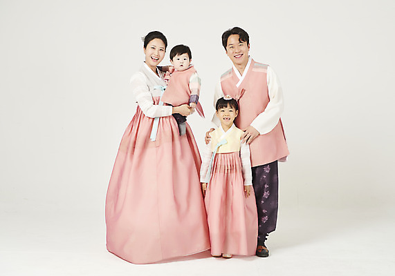포토 JPG 스튜디오촬영 전신 여자 명절 남자 딸 행복 아들 어린이 가족 안기 엄마 실내 서기 미소 누끼 여러명 성인 앞모습 30대 설날 추석 화목 한국인 아기 가족라이프 아빠 한복 핵가족 즐거움 흰배경 국내포토 한국전통 전통 라이프스타일 기념일 감정 뷰포인트 다수 백그라운드 컨셉 관계 모션 표정 사람 동양인 내부 장년 흰색 전통의상 파일형식