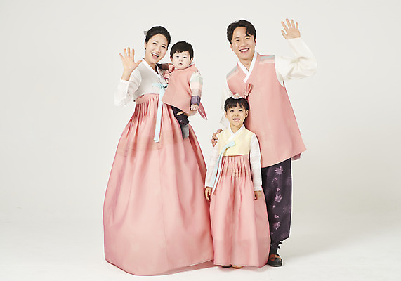 포토 JPG 스튜디오촬영 전신 여자 명절 남자 딸 행복 아들 어린이 가족 안기 엄마 실내 서기 미소 누끼 여러명 성인 앞모습 30대 설날 추석 화목 한국인 아기 가족라이프 아빠 한복 핵가족 즐거움 흰배경 손인사 국내포토 한국전통 전통 라이프스타일 기념일 감정 뷰포인트 다수 백그라운드 컨셉 관계 모션 표정 사람 동양인 내부 장년 흰색 인사 전통의상 파일형식