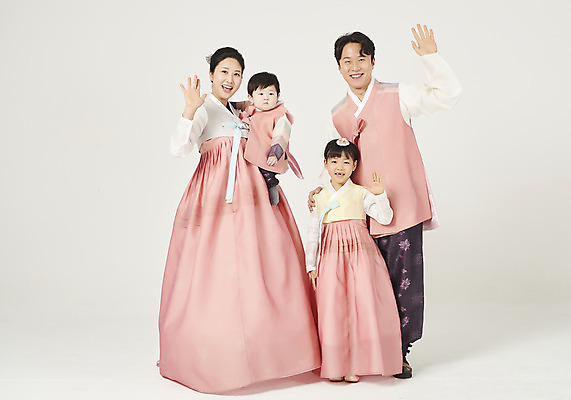 포토 JPG 스튜디오촬영 전신 여자 명절 남자 딸 행복 아들 어린이 가족 안기 엄마 실내 서기 미소 누끼 여러명 성인 앞모습 30대 설날 추석 화목 한국인 아기 가족라이프 아빠 한복 핵가족 즐거움 흰배경 손인사 국내포토 한국전통 전통 라이프스타일 기념일 감정 뷰포인트 다수 백그라운드 컨셉 관계 모션 표정 사람 동양인 내부 장년 흰색 인사 전통의상 파일형식