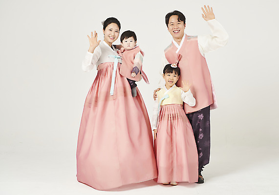 포토 JPG 스튜디오촬영 전신 여자 명절 남자 딸 행복 아들 어린이 가족 안기 엄마 실내 서기 미소 누끼 여러명 성인 앞모습 30대 설날 추석 화목 한국인 아기 가족라이프 아빠 한복 핵가족 즐거움 흰배경 손인사 국내포토 한국전통 전통 라이프스타일 기념일 감정 뷰포인트 다수 백그라운드 컨셉 관계 모션 표정 사람 동양인 내부 장년 흰색 인사 전통의상 파일형식