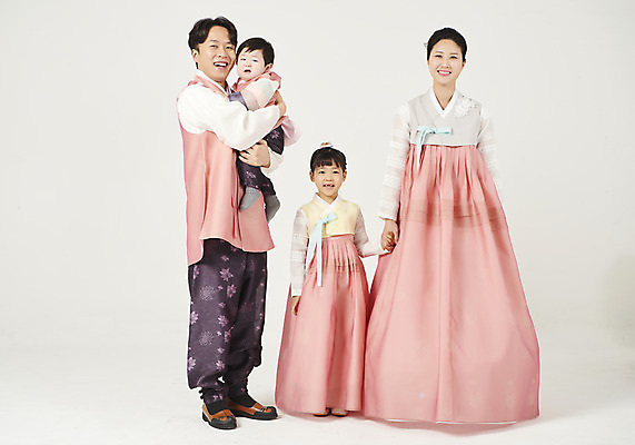 포토 JPG 스튜디오촬영 전신 여자 명절 남자 딸 행복 아들 어린이 가족 안기 엄마 실내 서기 미소 누끼 여러명 성인 앞모습 옆모습 30대 설날 추석 손잡기 화목 한국인 아기 가족라이프 아빠 한복 핵가족 즐거움 흰배경 국내포토 한국전통 전통 라이프스타일 기념일 감정 뷰포인트 다수 백그라운드 컨셉 관계 모션 표정 사람 동양인 내부 장년 흰색 전통의상 파일형식