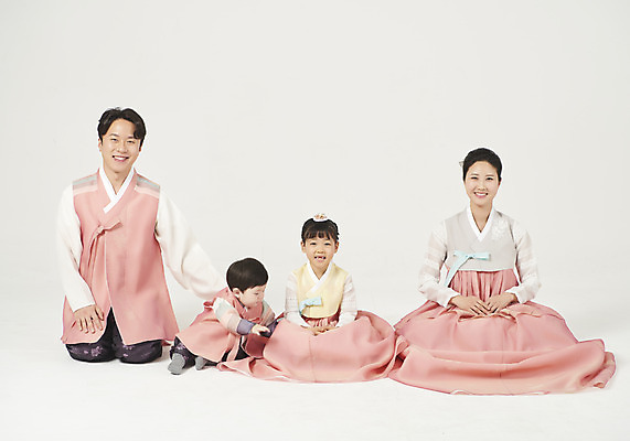 포토 JPG 스튜디오촬영 전신 여자 명절 남자 딸 행복 아들 어린이 가족 엄마 실내 미소 누끼 앉기 여러명 성인 앞모습 30대 설날 추석 화목 한국인 아기 가족라이프 아빠 한복 핵가족 즐거움 흰배경 국내포토 한국전통 전통 라이프스타일 기념일 감정 뷰포인트 다수 백그라운드 컨셉 관계 모션 표정 사람 동양인 내부 장년 흰색 전통의상 파일형식