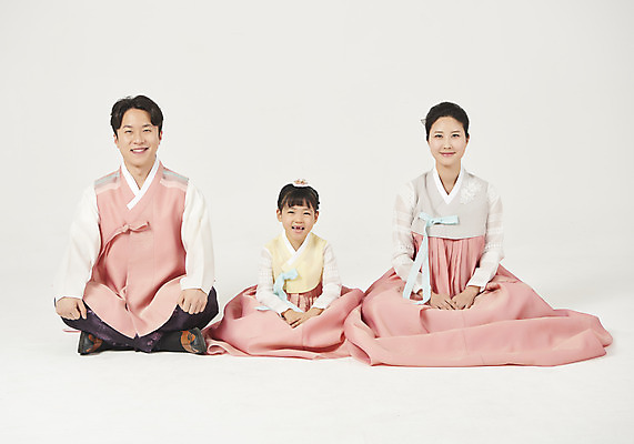 포토 JPG 스튜디오촬영 전신 여자 명절 남자 딸 행복 어린이 가족 엄마 실내 미소 누끼 앉기 성인 앞모습 세명 30대 설날 추석 화목 한국인 가족라이프 아빠 한복 핵가족 즐거움 흰배경 국내포토 한국전통 전통 라이프스타일 기념일 감정 뷰포인트 백그라운드 컨셉 관계 모션 표정 사람 동양인 내부 장년 흰색 전통의상 파일형식
