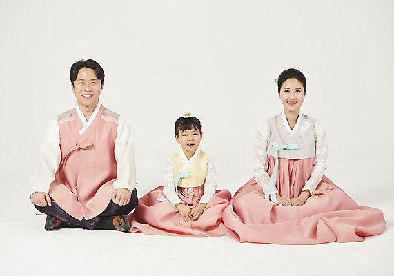 포토 JPG 스튜디오촬영 전신 여자 명절 남자 딸 행복 어린이 가족 엄마 실내 미소 누끼 앉기 성인 앞모습 세명 30대 설날 추석 화목 한국인 가족라이프 아빠 한복 핵가족 즐거움 흰배경 국내포토 한국전통 전통 라이프스타일 기념일 감정 뷰포인트 백그라운드 컨셉 관계 모션 표정 사람 동양인 내부 장년 흰색 전통의상 파일형식