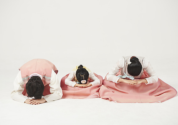 포토 JPG 스튜디오촬영 전신 여자 명절 남자 딸 행복 어린이 가족 엄마 실내 누끼 앉기 성인 앞모습 세명 30대 설날 추석 화목 한국인 가족라이프 절 아빠 한복 핵가족 즐거움 흰배경 큰절 국내포토 한국전통 전통 라이프스타일 기념일 감정 뷰포인트 백그라운드 컨셉 관계 모션 사람 동양인 내부 장년 흰색 인사 절_인사 전통의상 파일형식